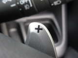 マニュアル車のような感覚で、ワインディングロードでも車を操れるマニュアルモード・パドルシフト付きです。長い下り坂でのエンジンブレーキや、高速道路の合流の際の加速も思いのままです。