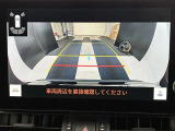 こちらのバックカメラは画面にラインが表示されておりますので、バック時のクルマの進行方向の目安になります。より高いレベルで車庫入れをサポートする、便利な機能ですね。