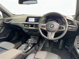 運転席まわりです。 各操作スイッチは使いやすい位置に配置されてます。