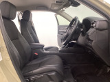 広い足元にゆったり座れるシートには肘掛けも装備しており長距離の運転でも疲れにくくなってます。女性でも運転がしやすいように、シートの高さ調整機能(シートリフター)がついています。