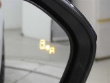 ブラインドスポットモニター装備。隣車線を走る車両を検知。ドアミラーでは確認しにくい後、側方エリアに存在する車両や急接近してくる車両も検知しドアミラーに搭載されたLEDインジケーターが点灯します。