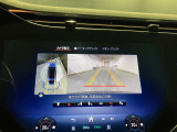 【全方位型モニター】クルマを上空から見下ろしているかのように、直感的に周囲の状況を把握できる全方位型モニター。狭い場所での駐車でも周囲が映像で確認できます。