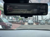 インテリジェントルームミラーです。人や物で視界が遮られてても、車体後部のカメラ映像に切り替えることにより、クリアな後方視界を実現しています。