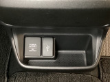 アクセサリーソケットはUSBのアダプターなどをつければ、スマホの充電にも使えます。横にはナビゲーション用の外部入力可能なUSB端子がついており、周辺には物が置けるボックスがついています。