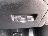 ETC車載器を装備しています。高速道路の料金所もストレスなく通行できます。すっきりとしたビルトインタイプですよ。