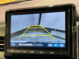 リバースギアに入れるだけで後方の表示へ切り替わります。夜間や雨の日の駐車も楽になりますよ。