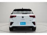 【リヤスタイル】目を引くテールランプと「T-Roc」のエンブレムが存在感をより一層高めています。