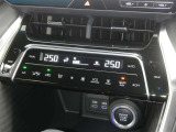 【オートエアコン】車内温度を感知して自動で温度調整をしてくれるのでいつでも快適な車内空間を創り上げます!どの席に座っても快適なドライブが楽しめます♪