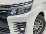 【LEDヘッドライト】悪天候や夜間走行時も良好な視界を確保し安心して運転できる高輝度LEDヘッドライトを装備!点灯速度が早く、消費電力も抑えられています。