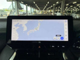 ディスプレイオーディオやカーナビは、現代のドライブにおいて欠かせない装備のひとつです。初めての場所でも迷いにくく、快適なルート案内で運転をサポートします。移動中のエンターテインメント性も高まります。