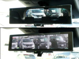 車両後方のカメラ映像をミラー面に映し出して、いつでもクリアな後方視界を確保する、インテリジェントルームミラー!