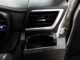 運転席のカップホルダーはエアコンの吹き出し口にありますので冷やしたり温めたりすることが出来ます☆
