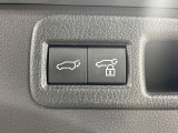 【パワーバックドア】スマートキーや運転席のボタンを押すだけでリアゲートが自動で開閉します!荷物を持っている時や、高い位置にあるバックドアを閉める際に便利な機能です♪