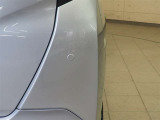 コーナーセンサーを車の前後に装備。障害物との距離に応じて、警告音を変えてお知らせしてくれます。
