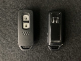 スマートキーを装備しています。鍵を差し込むことなくドアロックの開け閉めと、スタートボタン操作でのエンジンスタートができます。スペアキーも同じものを用意しております。