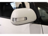 サイドターンランプ付きドアミラー。車両のドレスアップと右左折時の被視認性を兼ね備えたお洒落なミラーです。