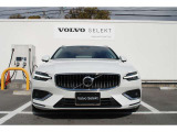 最新のVOLVOのエンブレムデザイン☆センターを斜めに大きく横切るラインと銀のアイアンマークになります。