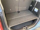後席を前にスライドさせれば、荷室を広く使えます。