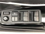 パワーウィンドのスイッチです。運転席に座りながら、助手席や後席の窓を開け閉めできるので大変便利ですよ。
