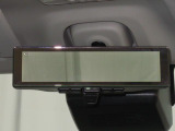 スマートインナーミラー/バックカメラです。後方のカメラ映像をミラーに表示することで車内にいながら安全確認が行えます。満載時や視界不良時も安心です。