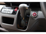 インパネシフトだから視線の移動も少なく足元もスッキリ♪運転席もゆったりしているのでゆとりを持ってドライブできますね!