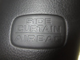 サイドカーテンエアバックシステムは、側面衝突時に大人から子供までさまざまな体格の乗員の頭部や頚部を広範囲で保護。特にセンターピラーへの頭部衝突を防ぐ展開性能を実現しています。