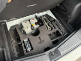 スペアタイヤはありません空気入れとパンク修理キットが乗っています