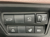 自動でリアゲートを開閉できる電動リアゲート、パノラミックビューモニター、ヘッドライトレべリング、ステアリングヒーター、自動的にハイビームとロービームを切り替えてくれるオートマチックハイビーム付きです!