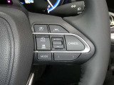 【レーダークルーズコントロール】(全車速追従機能付)付きです。車速に応じて追従支援してくれるので、ロングドライブも快適です。詳細は販売店スタッフまでおたずねください。