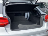 開口部が低く設定されているので、荷物の積み下ろしがスムーズに行えます。更に分割可倒式リアシートの採用でシートのバックレストを倒すと、大きく長い荷物も積み込めます。