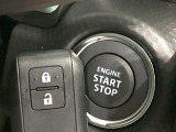 【キーレススタートシステム】カバンやポケットに入れたままでもドアの施錠・解錠が可能なスマートキーを装備。エンジンのオン・オフ時もカギを取り出す必要が無いからとっても便利です♪