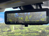 【スマートリヤビューミラー】後席の大きな荷物や同乗者で後方が確認しづらい時でも安心!カメラが撮影した車両後方の映像をルームミラー内に表示。クリアな視界で状況の確認が可能です!