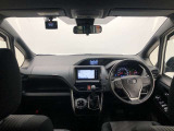 シンプルながら機能性あふれる運転席廻りです。視界性もよく、運転しやすいですよ。