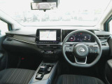 メーターとナビゲーション画面を同軸にして視線移動も少なく運転のストレスも軽減。水引をモチーフにしたパネルで落ち着いた雰囲気。
