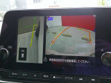 【アラウンドビューモニター】空から見下ろすような視点で、スムースな駐車と安全確認をサポートします。