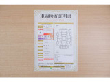 【車両検査証明書】店頭にて、クルマの状態が一目で分かる査証明書を公開中。トヨタ認定検査員が厳しく検査し、状態を点数と図解で表示しています。修復歴はもちろん、傷やヘコミの箇所や程度がご確認いただけます。