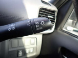 オートライト機能が装備されており暗い場所に入ると車両が検知しライトのON・OFFを自動的に切り替えてくれますので非常に便利な装備です♪