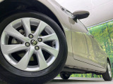 【純正15インチアルミホイール】外観にマッチした純正アルミホイールを装着しております。各種社外アルミホイールや、スタッドレスタイヤも取扱いしております。是非ご相談ください♪