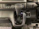 CVT車のセレクトレバーです。低速から高速まで、変速ショックのないスムーズな走りと、エンジン効率のよい領域を維持して燃費にも貢献します。サイドブレーキはスイッチ操作の電子制御パーキングブレーキです。