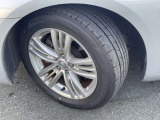 純正アルミホイールが車両とマッチしています!