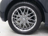 15インチアルミホイール(ピューターグレー塗装+切削)が装着されています。タイヤサイズ165/55R15