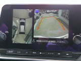 【アラウンドビューモニター】空から見下ろすような視点で、スムースな駐車と安全確認をサポートします。