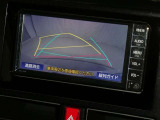 【バックカメラ】駐車時に後方がリアルタイム映像で確認できます。大型商業施設や立体駐車場での駐車時や、夜間のバック時に大活躍!運転スキルに関わらず、今や必須となった装備のひとつです!