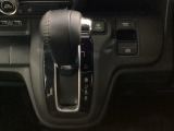 CVT車のセレクトレバーです。低速から高速まで、変速ショックのないスムーズな走りと、エンジン効率のよい領域を維持して燃費にも貢献します。サイドブレーキはスイッチ操作の電子制御パーキングブレーキです。