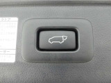 ワンタッチでバックドアが開閉。重たいバックドアも力いらずで開閉できる便利なパワーバックドア付きです!