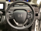 ハンドルにHondaセンシング系のクルーズコントロールやレーンキープアシストなどのスイッチと、オーディオの操作スイッチが装備されています。ハンドルから手を離さず安全に操作できます。