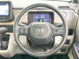 インテリアに合わせたデザインのステアリングは、運転される方のことも考え、運転しやすい形状、大きさです。是非一度、実際に触ってお確かめください。