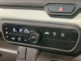 【オートエアコン】一度お好みの温度に設定すれば、車内の温度を検知し風量や温度を自動で調整。暑い&hellip;寒い&hellip;と何度もスイッチ操作をする必要はありません。快適な車内空間には必須の機能ですね♪