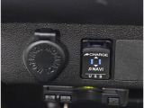 ディスプレイとスマートフォン等を有線接続が可能なUSBポートが備わっております!