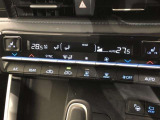 運転席、助手席別々に温度設定ができるデュアルエアコン装備です。男性が暑いと感じても、女性は寒いと感じる、そんな時の車内温度を別々に調節できるので、ストレスなくドライブをお楽しみいただけます。